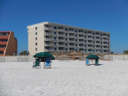 due sedie e ombrelloni sulla spiaggia di fronte a un hotel di Best Gulf-Front Beach View in Destin! a Destin