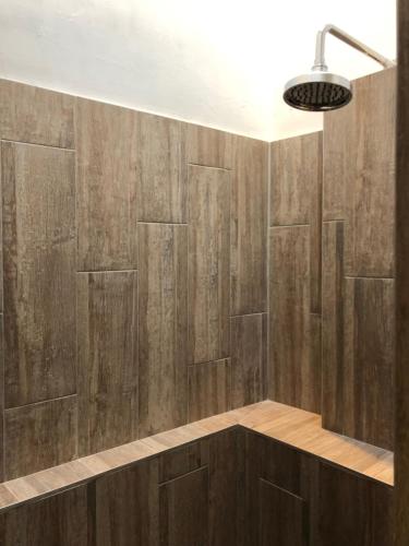 Cette chambre est dotée d'un mur en bois éclairé. dans l'établissement Le Logis du Chanoine, 50 m2 and terrace face to Cathedral, à Béziers