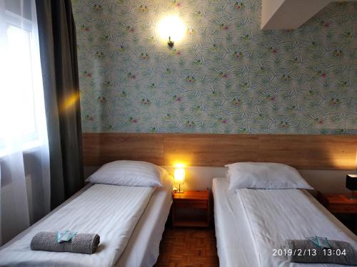 Ένα ή περισσότερα κρεβάτια σε δωμάτιο στο Hotelik Krakowiak