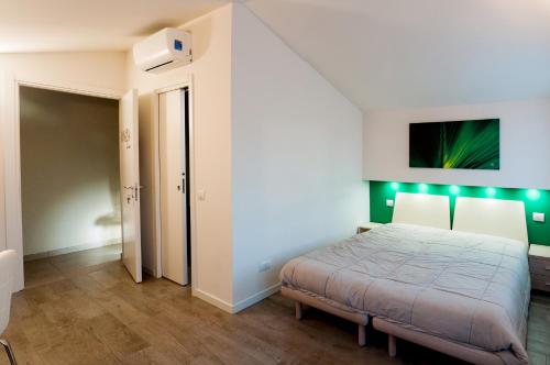 Postel nebo postele na pokoji v ubytování VILLA FENIX OSIO SOTTO