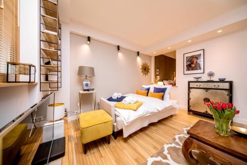 Posteľ alebo postele v izbe v ubytovaní Golden Apartment with Air Condition by Your Freedom