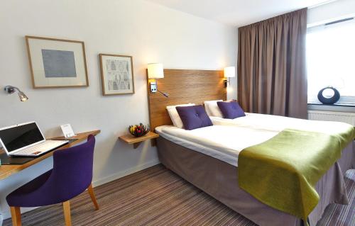 Ένα ή περισσότερα κρεβάτια σε δωμάτιο στο Hotell Högland