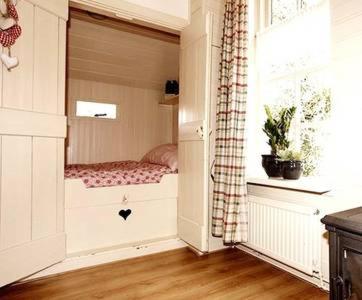 1 dormitorio con 1 cama en una habitación con ventana en Lasca en Schoonoord