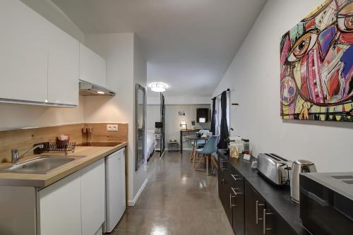 une cuisine avec un évier et un plan de travail dans l'établissement STUDIO LE CHOUETTE, à Dijon