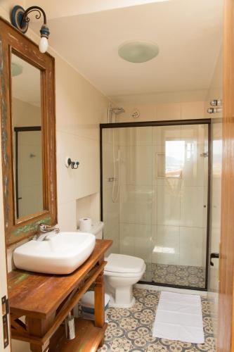 Un baño con lavabo, inodoro y ducha. en Pousada Hotel Praia dos Anjos, en Arraial do Cabo