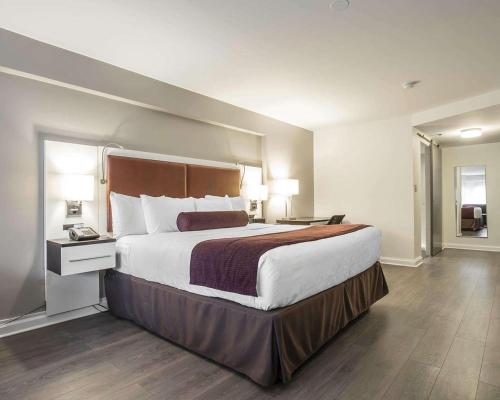 Ένα ή περισσότερα κρεβάτια σε δωμάτιο στο The Saint James Hotel, Ascend Hotel Collection