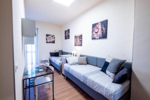 a living room with a blue couch and a table at ReLù, l'appartamento vicino allo Juventus Stadium in Turin