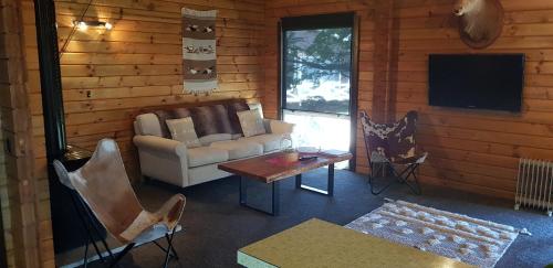 salon z kanapą i stołem w obiekcie Lakeview Cottage w mieście Lake Tekapo