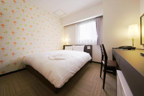 Tempat tidur dalam kamar di Hotel Wing International Shonan Fujisawa