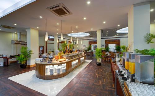a lobby with a bar and a restaurant at Sokha Beach Resort in Sihanoukville