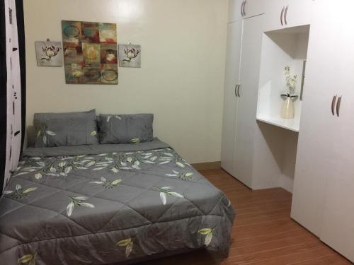 um quarto com uma cama num pequeno quarto em ESTILO APARTMENT 2-storey em Loculan