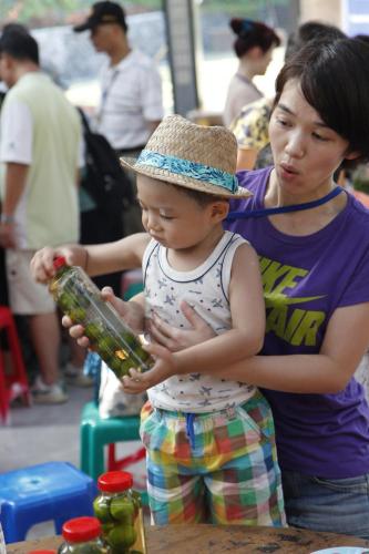 a young child wearing a hat holding a bottle at Tou-Cheng Leisure Farm Hotel in Toucheng
