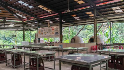 A restaurant or other place to eat at Tou-Cheng Leisure Farm Hotel