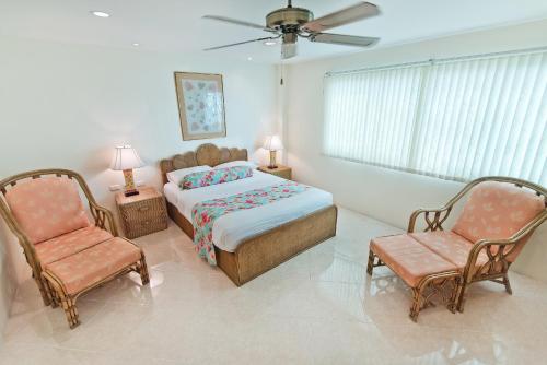 Postel nebo postele na pokoji v ubytování BUTTERFLY GARDEN BOUTIQUE RESIDENCES A luxury oasis & Lifestyle Destination by NEANG The amenities you want at an affordable price EX Large 1-3 bedroom Free WIFI Rain shower Spa Bath Staff 24-7