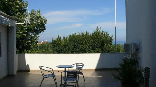 Villa Climate Guest House tesisinde bir balkon veya teras