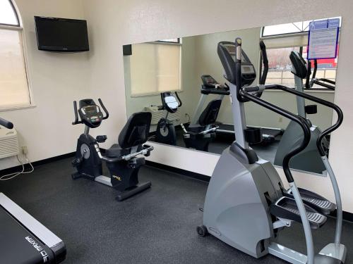 
The fitness centre and/or fitness facilities at Best Western Grande River Inn & Suites
