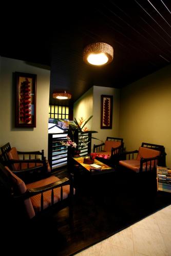 a living room with chairs and a couch and a table at Lamoon Lamai Residence & Guesthouse in Lamai