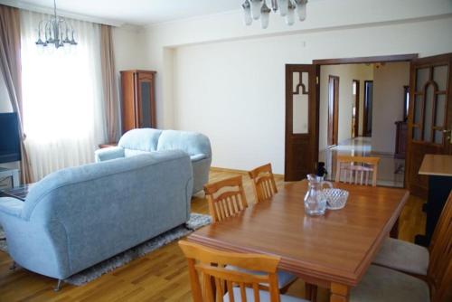 ein Wohnzimmer mit einem blauen Sofa und einem Tisch in der Unterkunft Neftçilər prospekti . Bedrooms 2. in Baku
