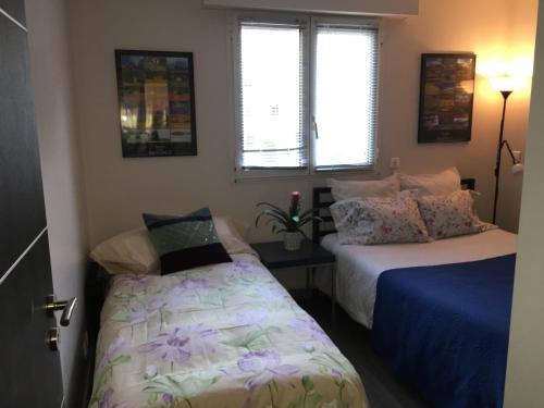 1 dormitorio con 2 camas y 2 ventanas en Port Royal, en Aix-en-Provence