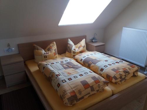 Duas camas sentadas num banco num quarto em Ferienwohnung Isabella em Crostau