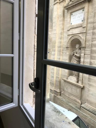 - une vue sur une statue depuis une fenêtre dans l'établissement Le musée Fabre, appart de charme , parking gratuit, à Montpellier