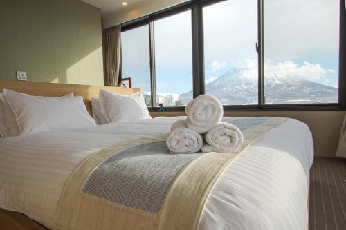 Un dormitorio con una cama con dos donuts. en hirafu188 en Niseko