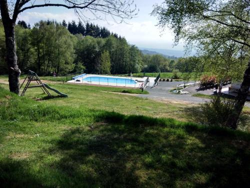 Bazén v ubytovaní Camping le Montbartoux alebo v jeho blízkosti