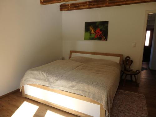 a bedroom with a bed in a room at Amsel Haus in Bayrischzell