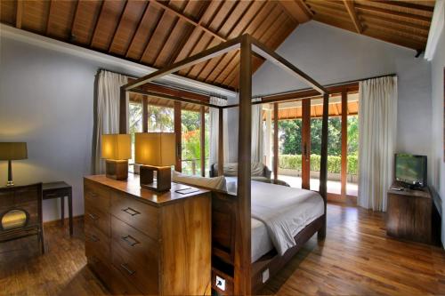 Postel nebo postele na pokoji v ubytování The Akasha Seminyak Bali Luxury Villas