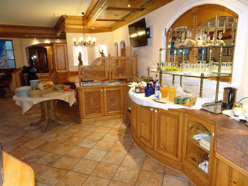 a large kitchen with wooden cabinets and a table at Hotel & Weinstube Restaurant Filling in Frankenthal