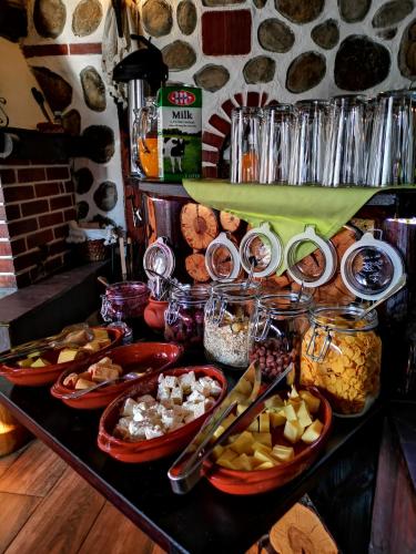 Zigen House في بانسكو: طاولة عليها أنواع مختلفة من الطعام