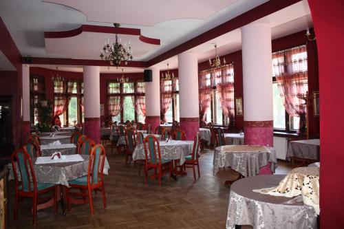 Ośrodek Wypoczynkowy Rapsodia tesisinde bir restoran veya yemek mekanı