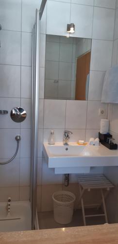 y baño con lavabo y espejo. en Haus Angelika - bed & breakfast - Innsbruck/Igls, en Innsbruck