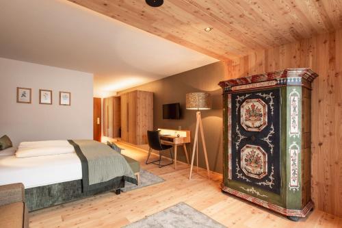 Кровать или кровати в номере Sport-Wellnesshotel Bichlhof