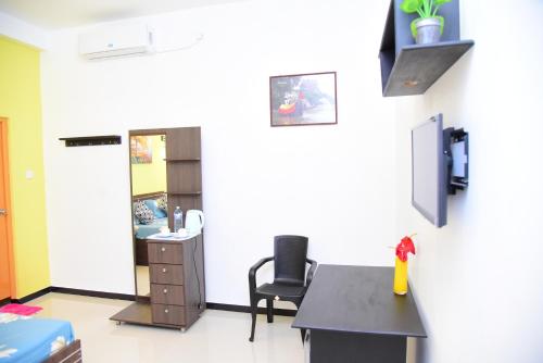 an office with a desk and a chair in a room at White Villa Airport Transit Hotel in Katunayake