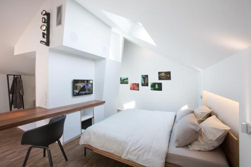 een slaapkamer met een bed, een bureau en een stoel bij B&B Snooz Inn in Gent
