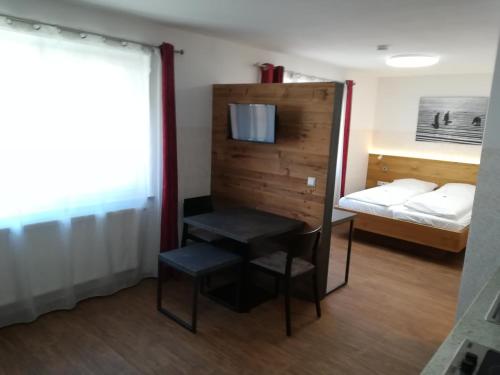 a small room with a bed and a mirror at Gasthof Bogenrieder in Waidhofen
