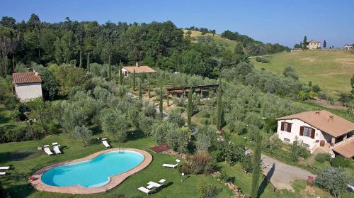 una vista aérea de una casa y una piscina en Fonte del Salcio en Cinigiano