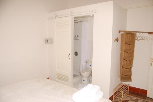 Habitación con baño con cama y aseo. en Casa Violeta, en La Habana