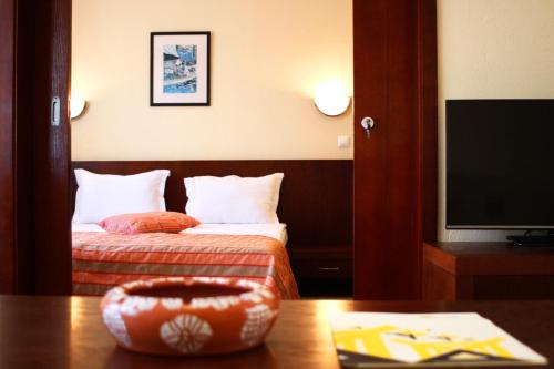 Postel nebo postele na pokoji v ubytování Asti Arthotel