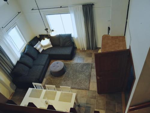 an overhead view of a living room with a couch at Leviraitti 4 A2 in Kittilä