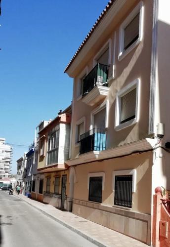ein Gebäude mit Balkonen an der Straßenseite in der Unterkunft Apartamento Decada Reyes Catolicos in Fuengirola
