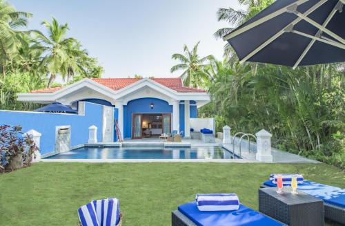 eine Villa mit einem Pool und einem Haus in der Unterkunft Taj Exotica Resort & Spa, Goa in Benaulim