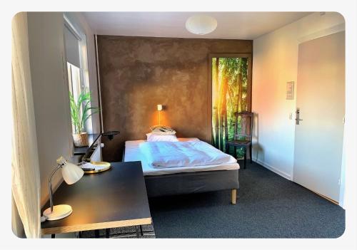En eller flere senge i et værelse på Hotel Gammel Havn