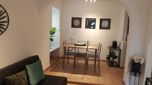 uma sala de estar com mesa e cadeiras em Casa S. Tiago em Setúbal
