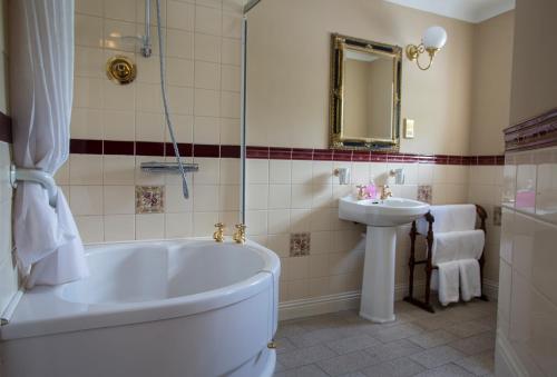 Ett badrum på Raheen House Hotel