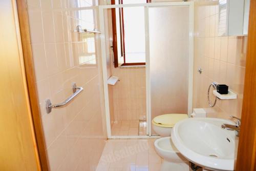 リド・マリーニにあるCasa Vacanza BERMUDAのバスルーム(シャワー、トイレ、シンク付)