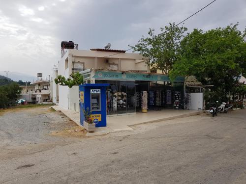 eine blaue Telefonzelle an der Seite einer Straße in der Unterkunft Mikes Apartment in Georgioupoli