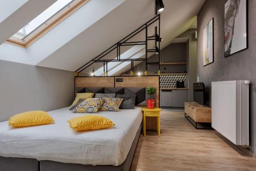 een slaapkamer met een groot bed met gele kussens bij Centre Apartments-Old Town in Krakau