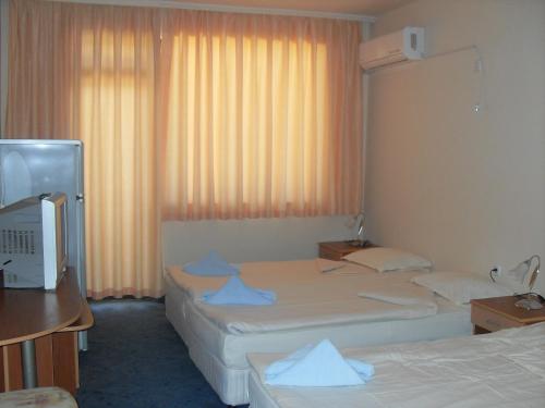 Llit o llits en una habitació de Hotel Amigos